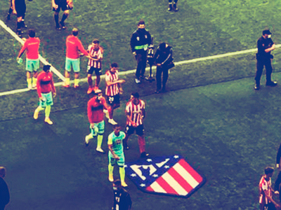 Luis Suárez empieza con las tradiciones de ser jugador del Atlético de Madrid.
